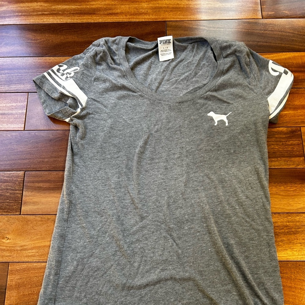 ❤️Pink Gray V-Neck T-Shirt with Dog Emblem - Picture 2 of 5